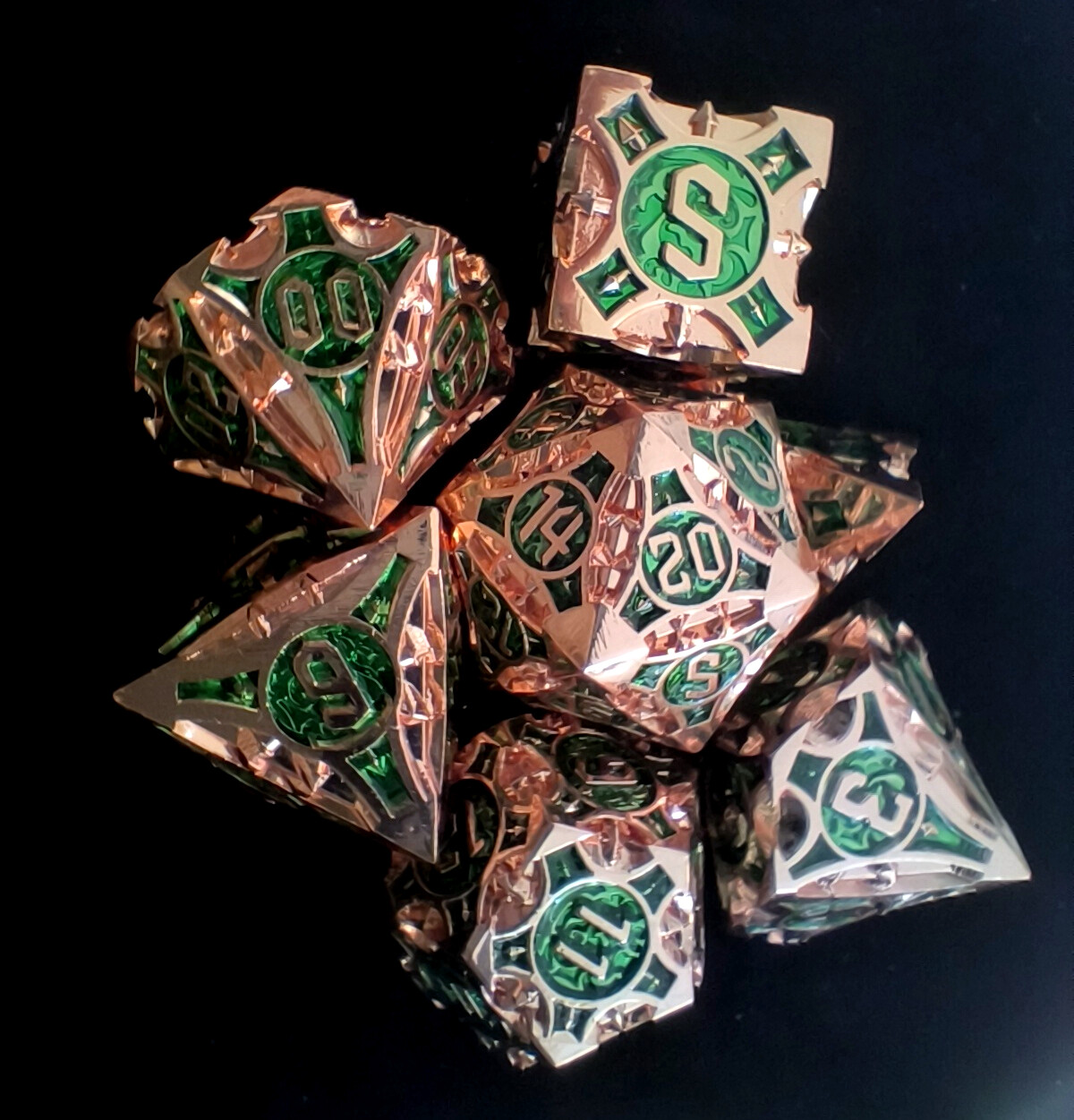 Набор кубиков для RPG 7 шт.  металлические зеленые+розовое золото (острые грани)