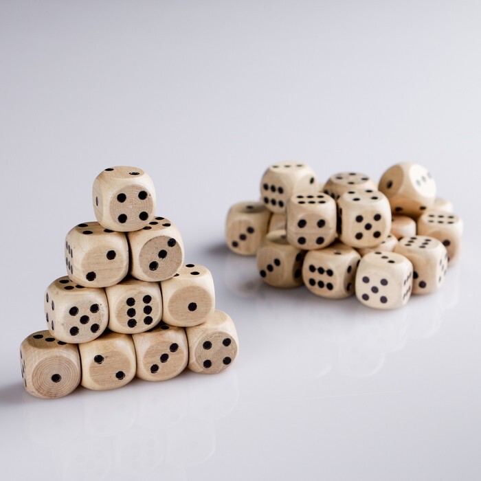 Кубик D6 16 мм деревянный с черными точками 1 шт