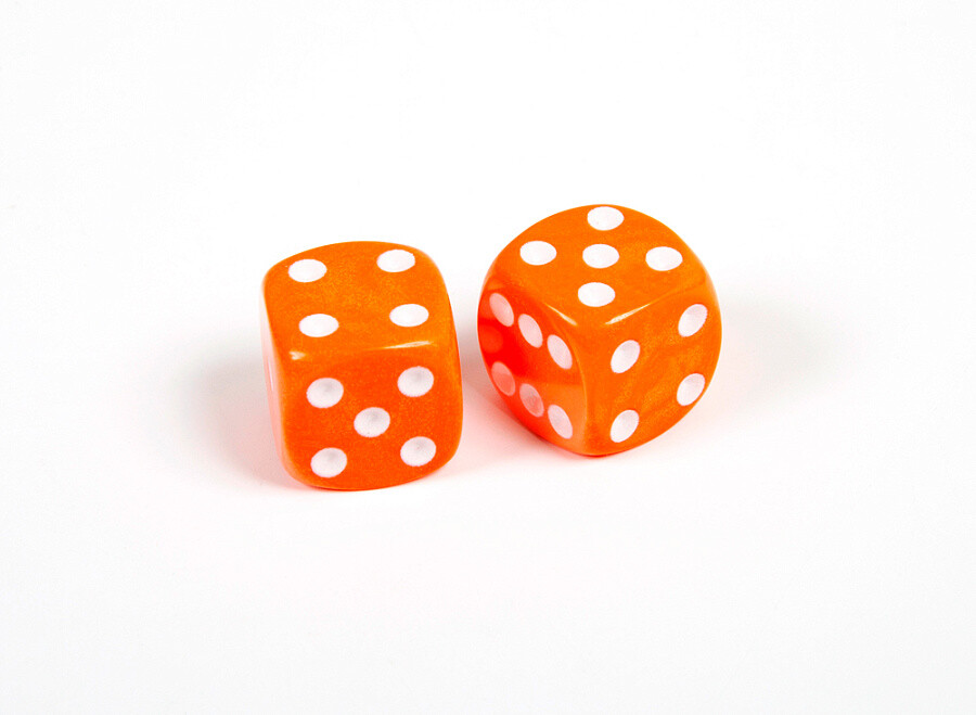 Набор из 2 кубиков D6, 16мм. Оранжевый с белыми точками в блистере