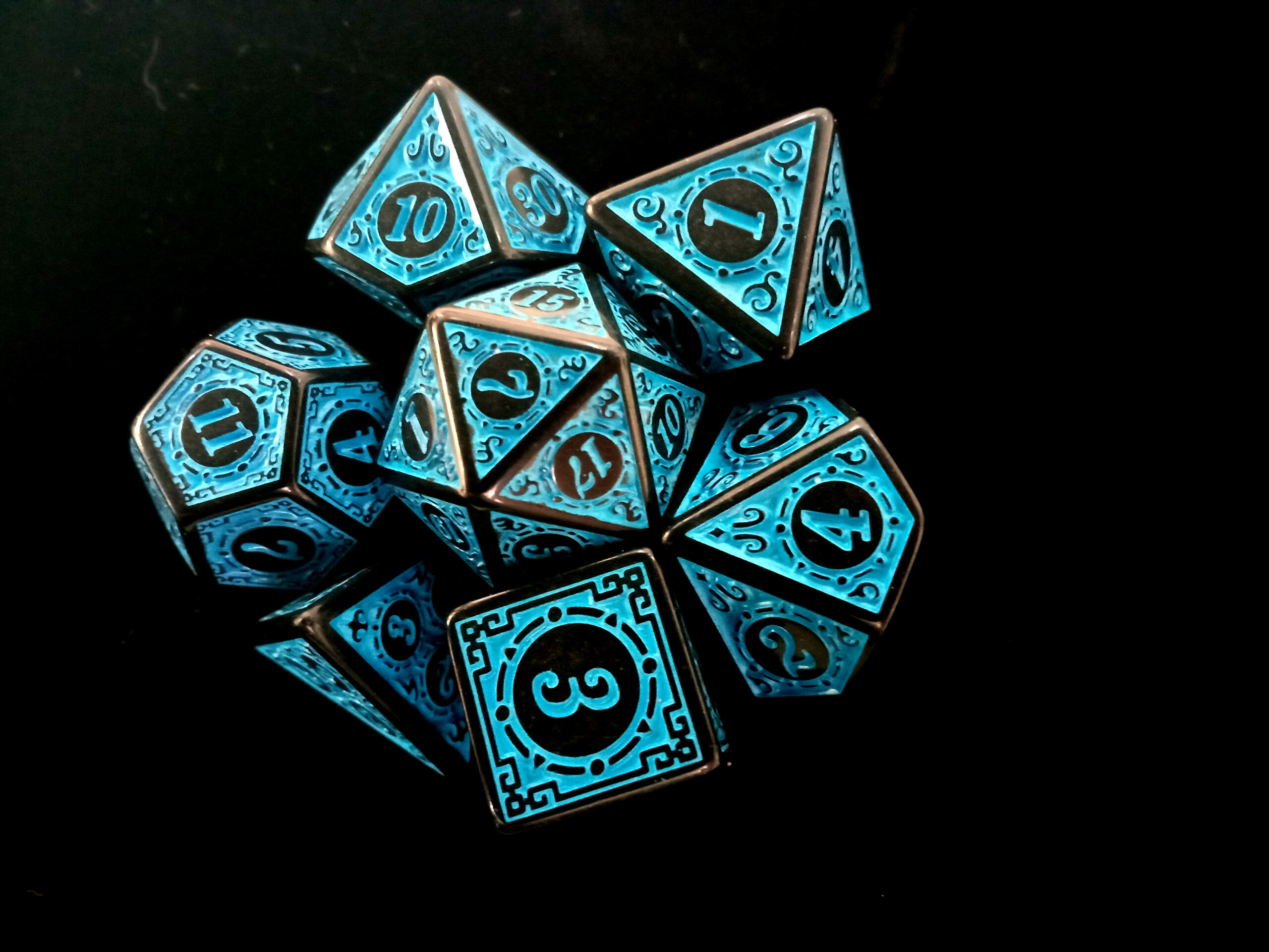 Набор кубиков для RPG 7 шт.  с объемным рисунком Черные с голубым