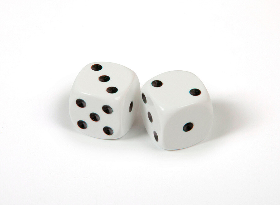 Набор из 2 кубиков D6, 16мм. Белый с черными точками в блистере